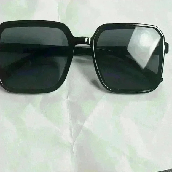 Fashion Sunglasses - Picture 3 of 3